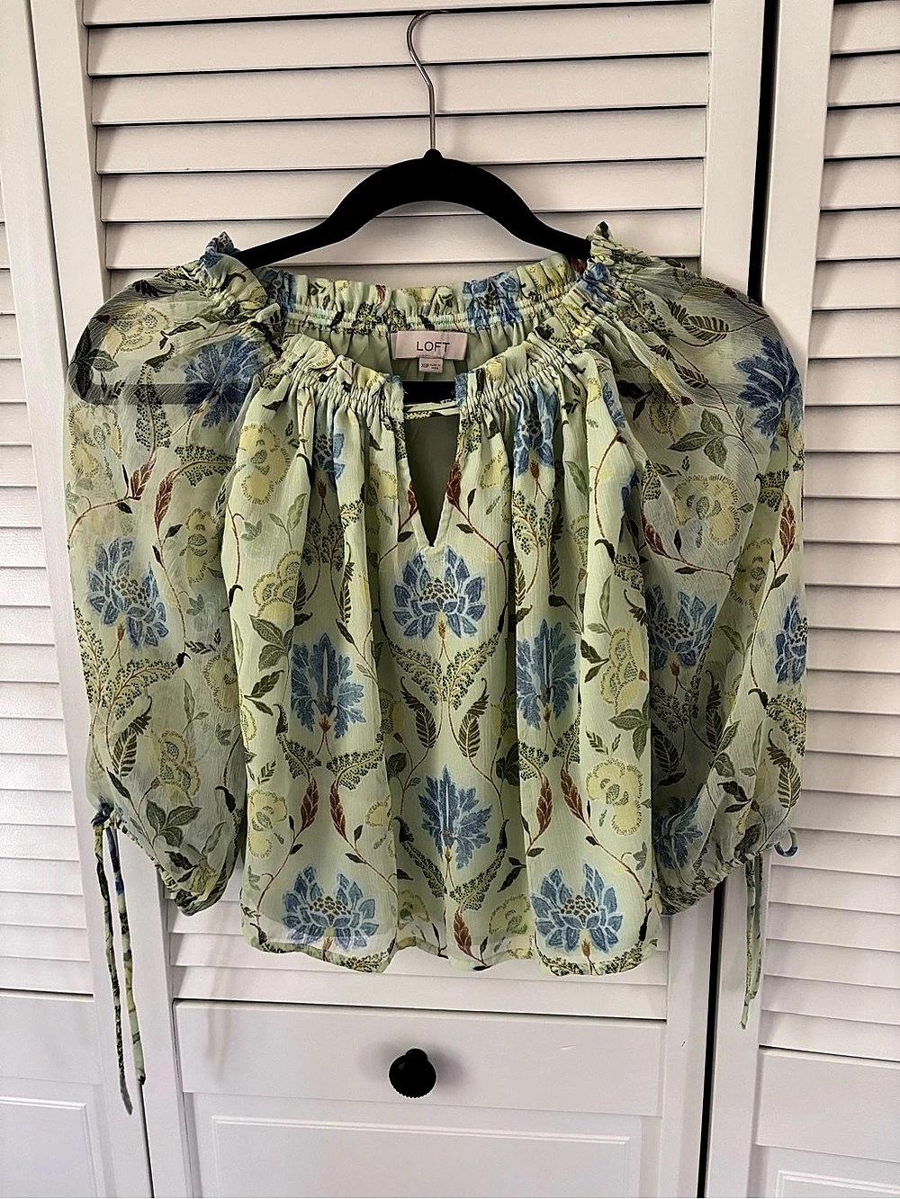 LOFT Floral Blouse in Green & Blue Size XS petite Like New